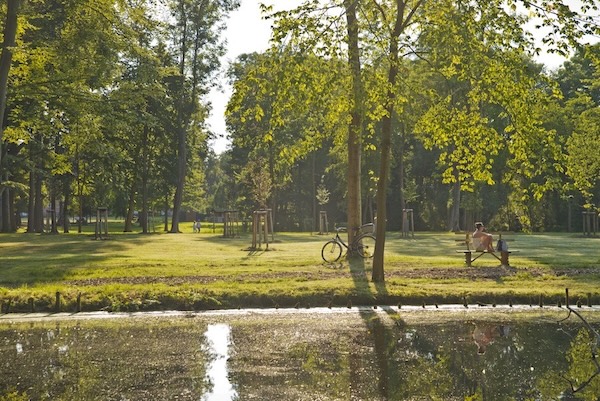 Gutshaus Ludorf im Winter - weitlaufiger Park